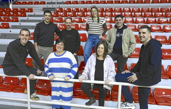 Bizkaiko Bertsolari Txapelketako finalistak, atzo, Casillan.