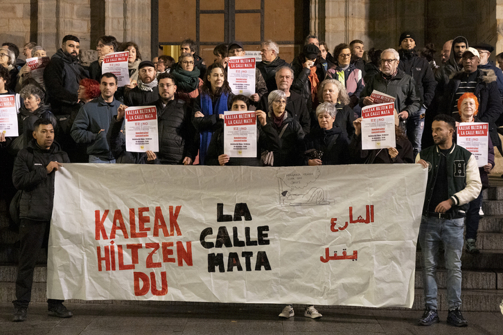 En la pancarta de la concentración se alertaba de que «la calle mata».