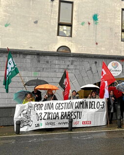 Sindikatuek atzo egindako elkarretaratzea.