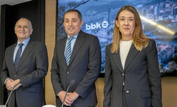 Gorka Martínez, Xabier Sagredo y Nora Sarasola, de BBK Fundazioa.