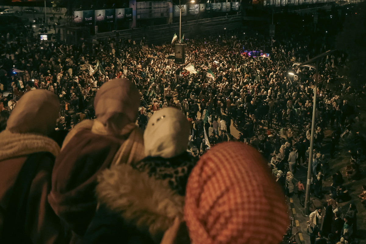 Multitud concentrada en una plaza de Damasco para celebrar el aniversario. (Laurent PERPIGNA IBAN)