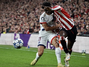 Adama Boiro intenta superar a Zaire-Emery en la banda izquierda.