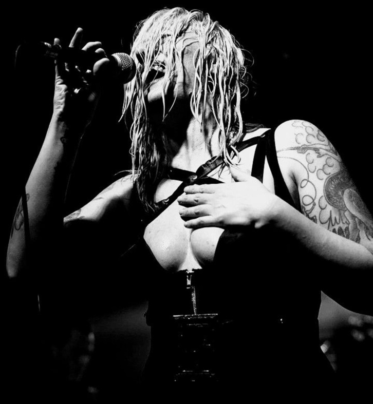 Martillo abeslariak gidatzen du The Capaces banda.