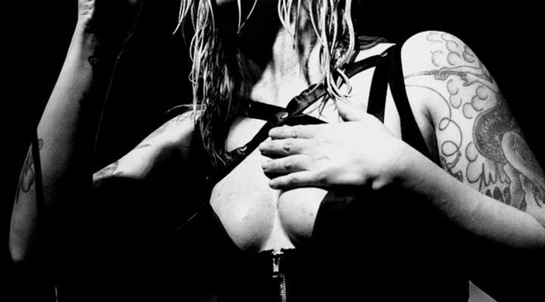 Martillo abeslariak gidatzen du The Capaces banda.