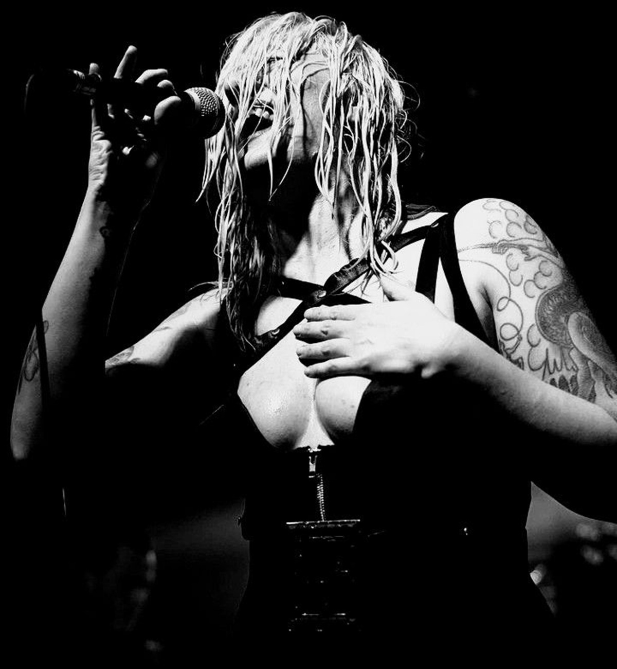 Martillo abeslariak gidatzen du The Capaces banda.