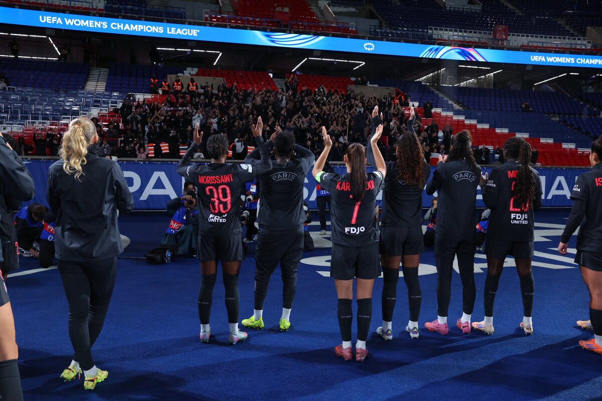 Las jugadoras del PSG agradecen el apoyo de su afición. (PSG)