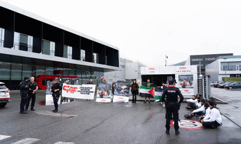 Zornotzako CAF Signalling lantegiaren sarbidean kokatu ziren ekintzaileak.