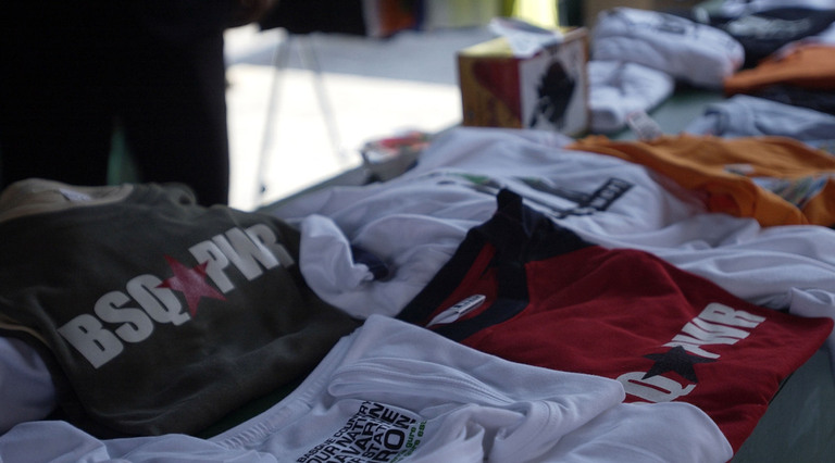 Mercadillo de venta de camisetas en Ondarroa. 