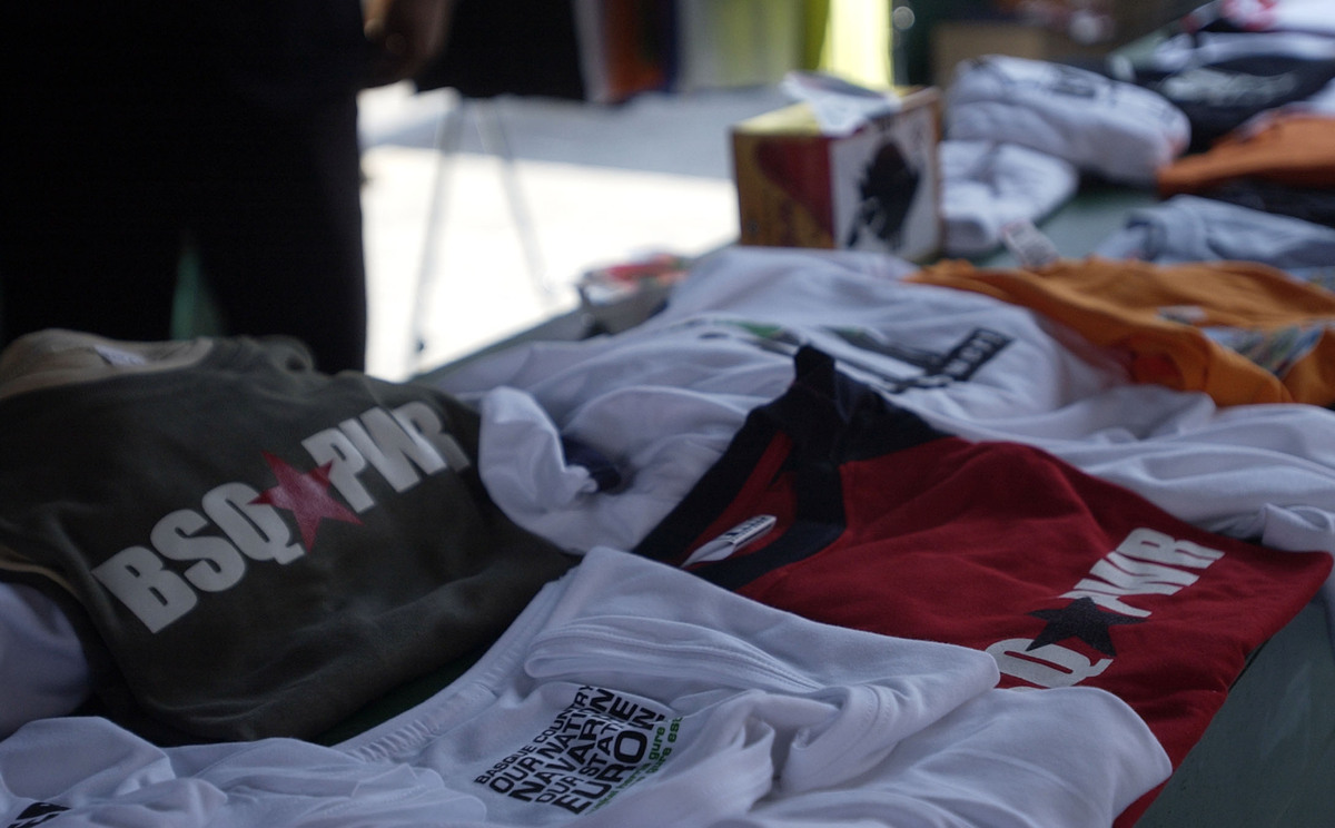 Mercadillo de venta de camisetas en Ondarroa. 