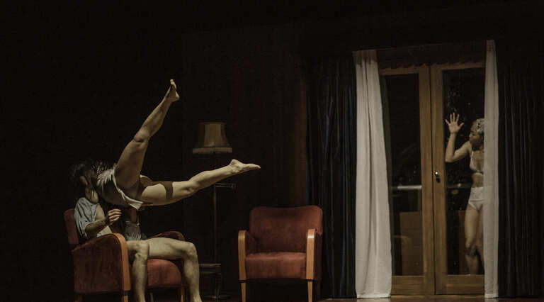 Peeping Tom talde ospetsua. 