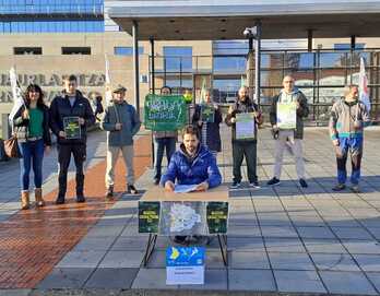 Arabako Lautadan sortzen ari diren makroproiektuak salatzeko agerraldia egin dute Lakuaren parean.