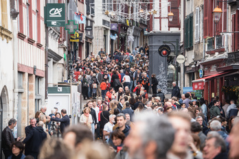 «Euskal identitate zabala erosoa dela Iparraldeko gizartean» ondorioztatu du abenduaren 11n Baionan aurkezturiko txostenak. (artxiboko irudia)