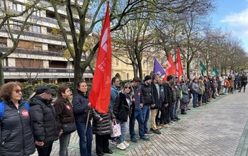 La cadena humana ha unido el Gobierno y el Parlamento navarros para exigier un SMI propio.