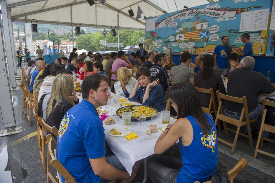 Konpartsa-bazkaria Algararen txosnan, 20. urteurrena ospatzeko 2014an.