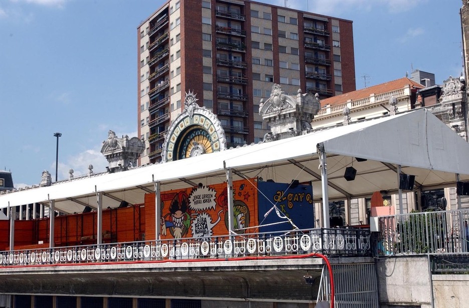 Algararen txosna, beti la Concordia geltokiaren aurrean.