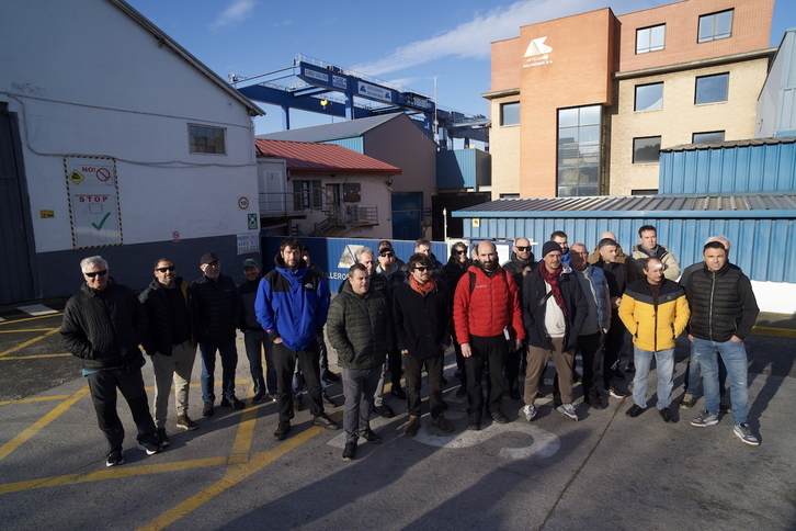 Los trabajadores de Balenciaga, en el exterior de la factoría.