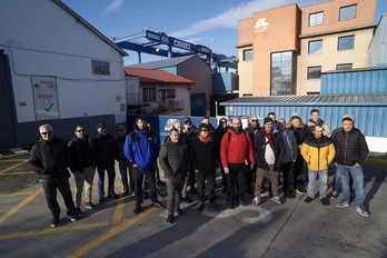 Los trabajadores de Balenciaga, en el exterior de la factoría.