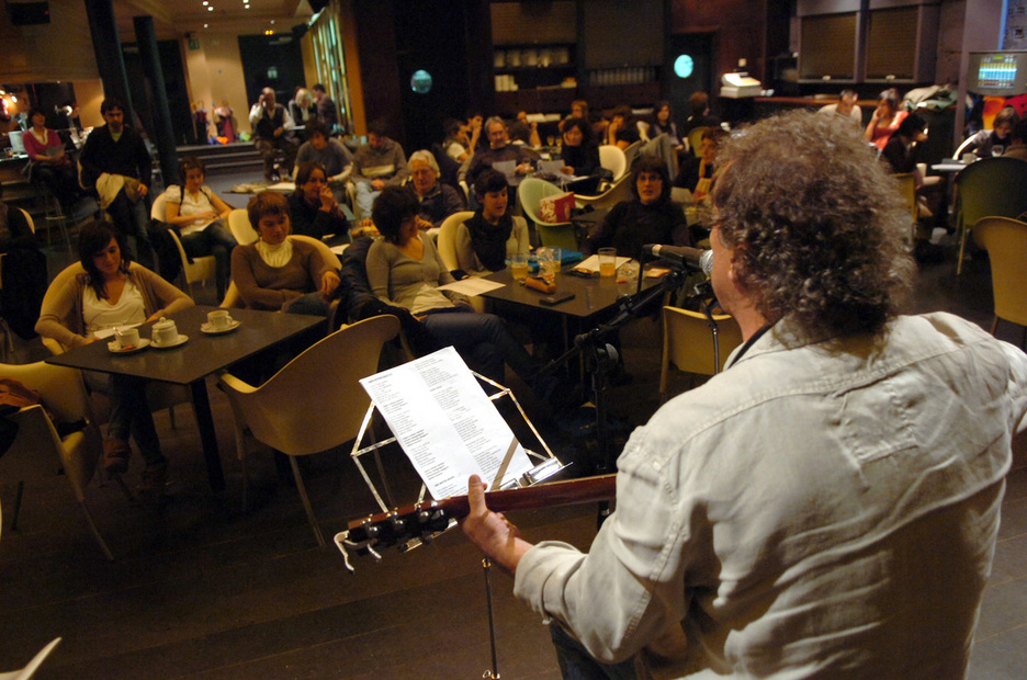 Anje Duhalde Gabriel Aresti ikasleei eskainitako kontzertu batean.