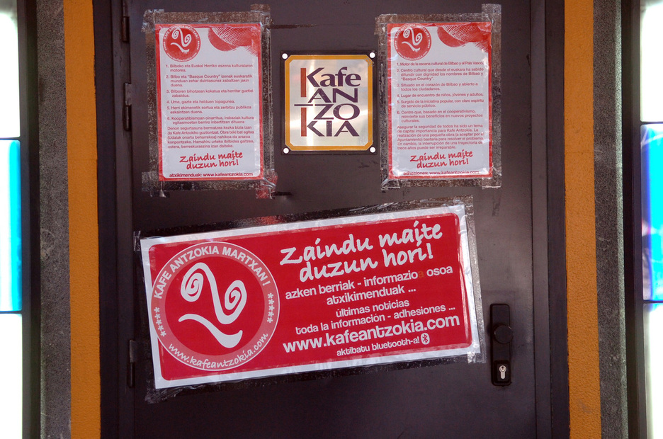2009, Bilboko Udalak Kafe Antzokiari bi hilabeteko itxiera ezarri zion.