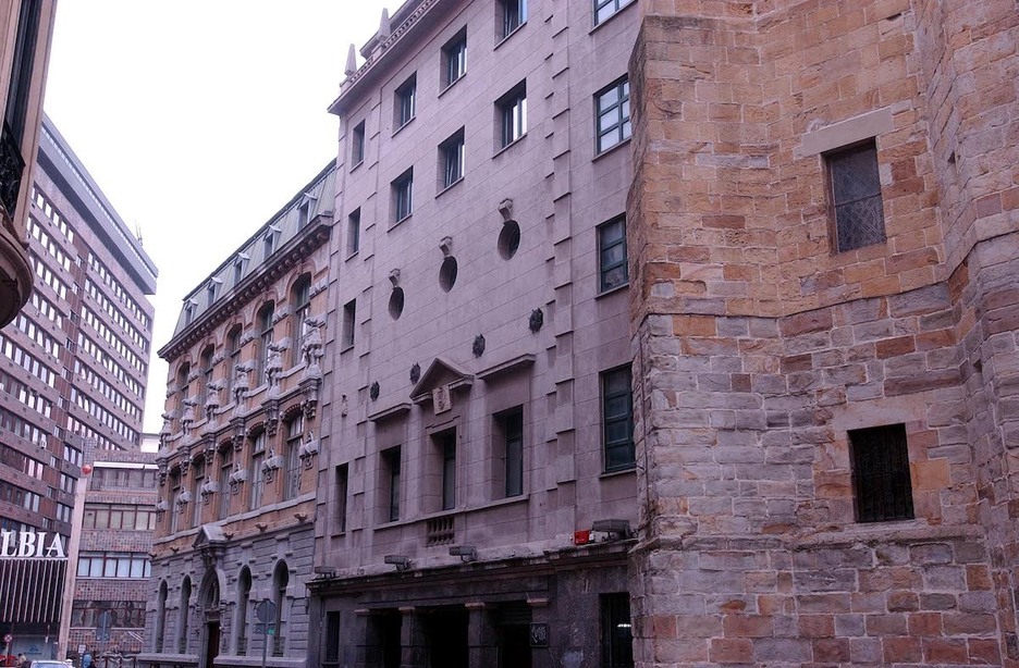 Abando auzoko Done Bikendi kalean daukate aterpe Kafe Antzokiak, Gabriel Aresti euskaltegiak eta Bilbo Hiria irratiak.