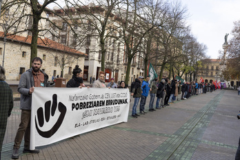 La cadena humana ha unido el Gobierno y el Parlamento navarros para exigier un SMI propio.