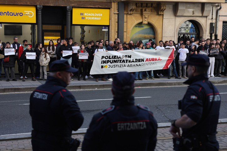 Concentración en apoyo a Iker Arana ante los juzgados de Bilbo.