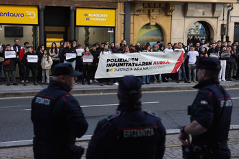 Concentración en apoyo a Iker Arana ante los juzgados de Bilbo.