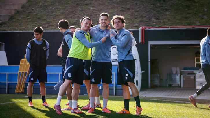 Sergio Gómez y Odriozola bromean con Zubeldia durante el entrenamiento de este jueves en Zubieta.