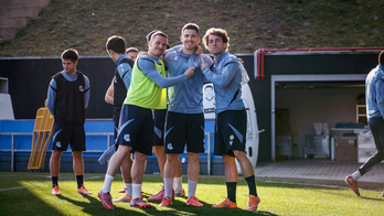 Sergio Gómez y Odriozola bromean con Zubeldia durante el entrenamiento de este jueves en Zubieta.
