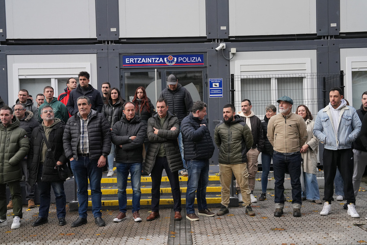 Miembros de ErNE, Esan y SiP.E., en la concentración contra los responsables de la Ertzaintza del pasado viernes en Donostia.