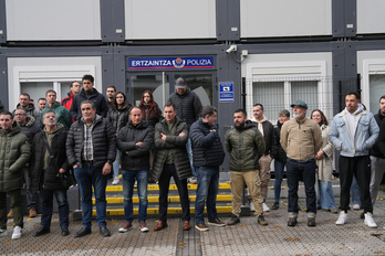 Miembros de ErNE, Esan y SiP.E., en la concentración contra los responsables de la Ertzaintza del pasado viernes en Donostia.