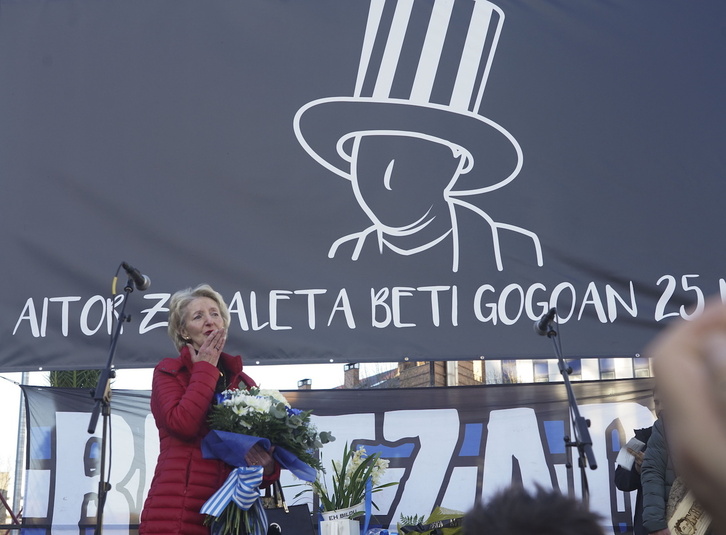 La madre de Aitor Zabaleta, en el homenaje tributado en 2023 con motivo del 25º aniversario.