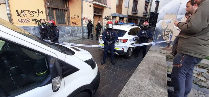 Ertzainas y agentes de la Policía Local en la calle Txikita.