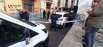 Ertzainas y agentes de la Policía Local en la calle Txikita.