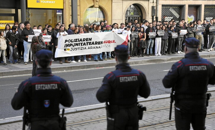 Concentración en apoyo a Iker Arana ante los juzgados de Bilbo.
