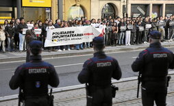 Concentración en apoyo a Iker Arana ante los juzgados de Bilbo.