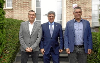 Arnaldo Otegi, Carles Puigdemont y Gorka Elejabarrieta ayer en Waterloo.