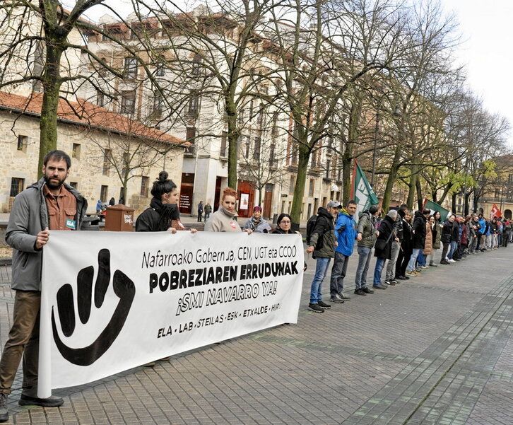 La cadena humana unió el Gobierno y el Parlamento navarros para exigir un SMI propio.