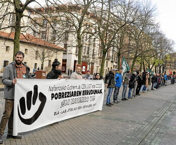 La cadena humana unió el Gobierno y el Parlamento navarros para exigir un SMI propio.