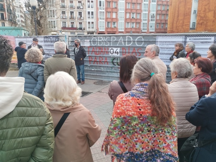 Concentración vecinal ante la parcela donde el Obispado iba a levantar el frustrado proyecto..