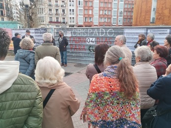 Concentración vecinal ante la parcela donde el Obispado iba a levantar el frustrado proyecto..