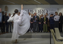 Aurresku de honor para Subijana, rodeado de compañeros y amigos.