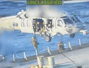 Grabación del abordaje del petrolero desde helicópteros estadounidenses.