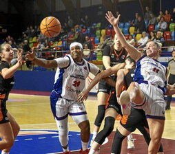 Adams ha sido un puntal en el rebote.