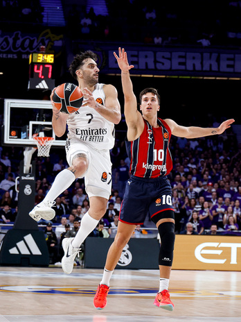 Matteo Spagnolo busca frenar a Campazzo.