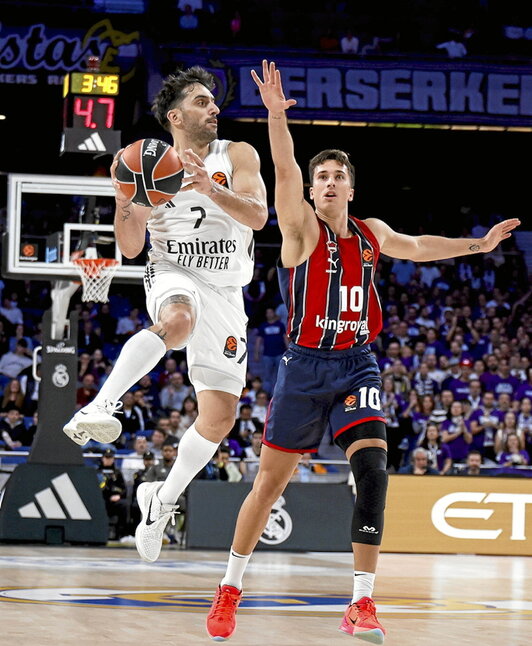 Matteo Spagnolo busca frenar a un Campazzo clave en el resultado final.