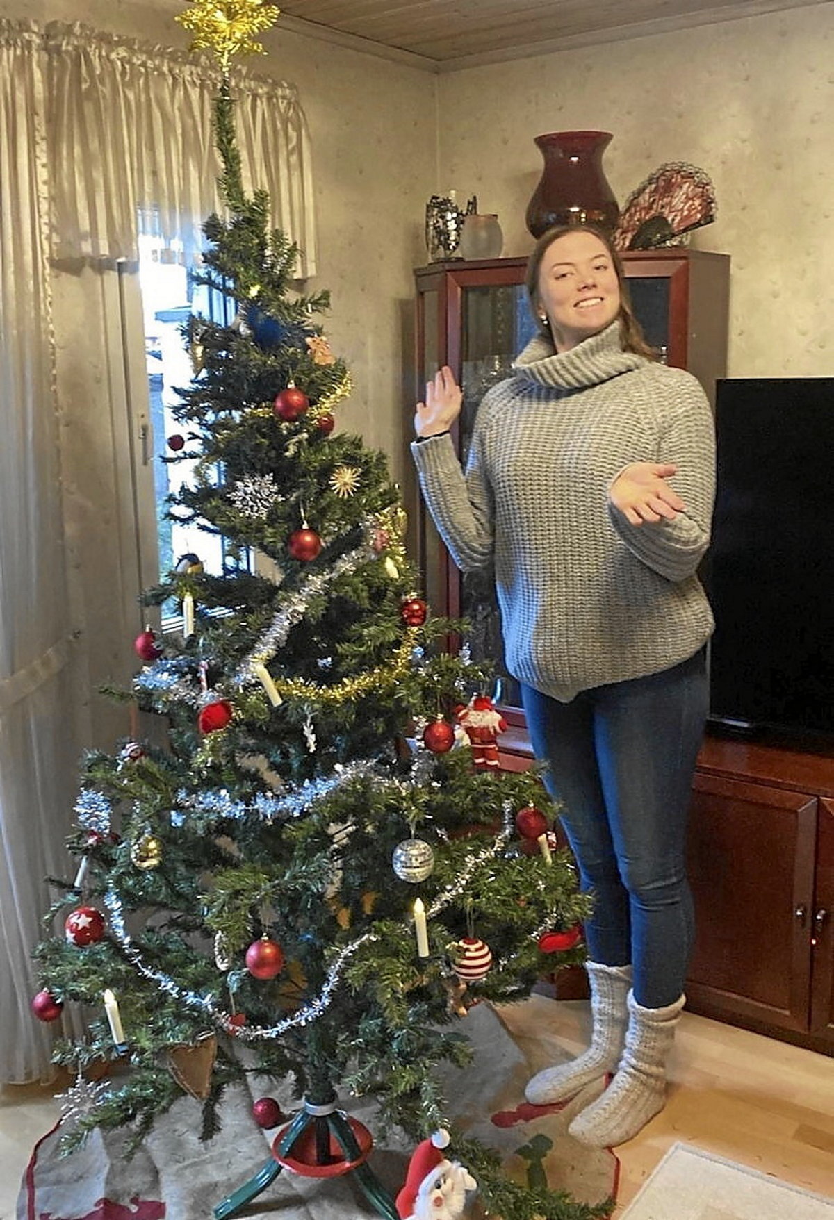 Tulonen, apaindutako zuhaitzarekin. (HELMI TULONENEK UTZITAKOA)