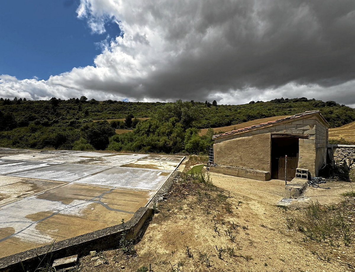 Biltegia, lanaren ostean hamaiketakoa egiteko ere balio duen txokoa. (Josu OZAITA)