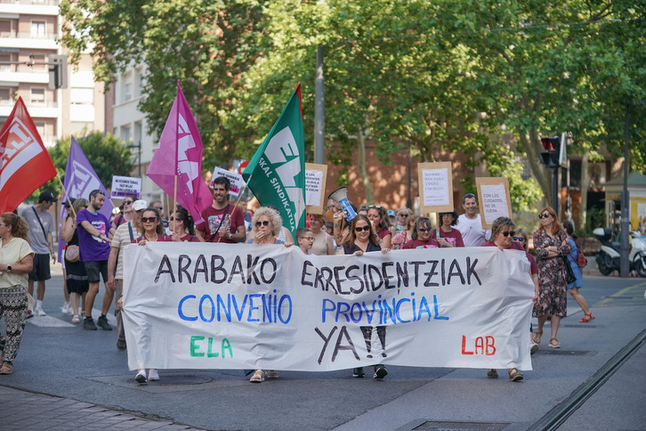 Arabako zahar etxeetako langileen manifestazioa, artxiboko irudi batean.