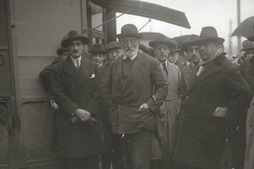 Unamuno, en el centro, durante una visita a Donostia en 1924.